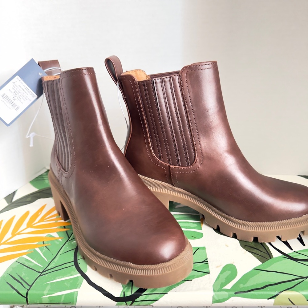 🌺NWT🌺 Women's Chelsea Boots from Universal Thread Brown - Size is 7W